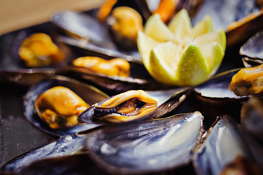 Mejillones frescos con limón
