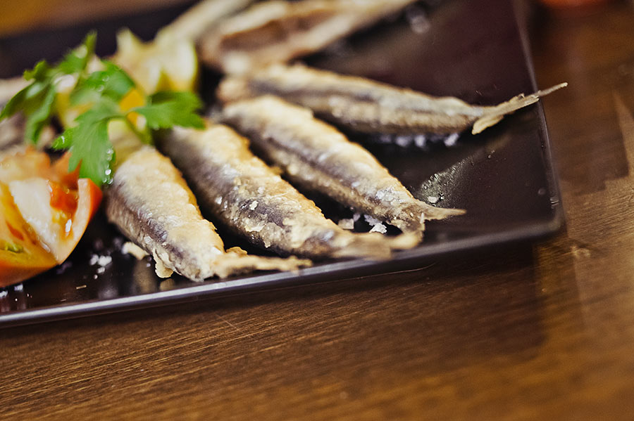 Pescaíto frito con tomate y perejil