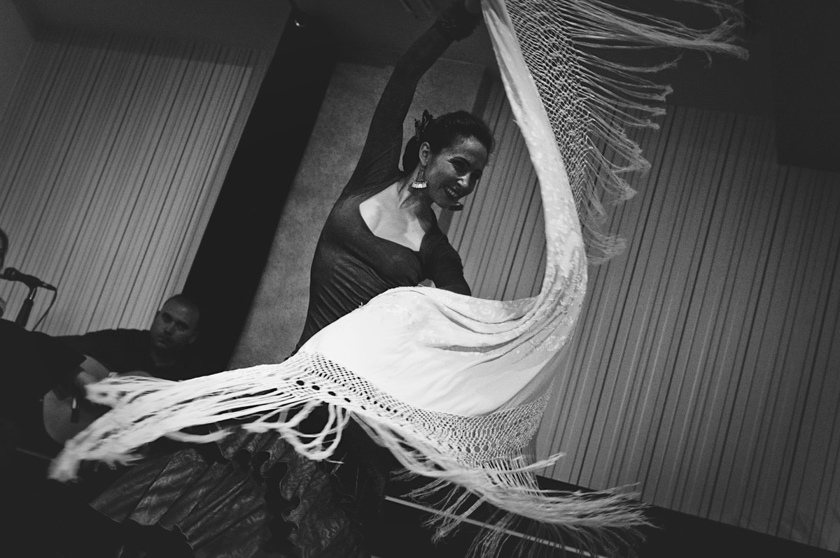 Bailaora flamenca con mantón, en blanco y negro