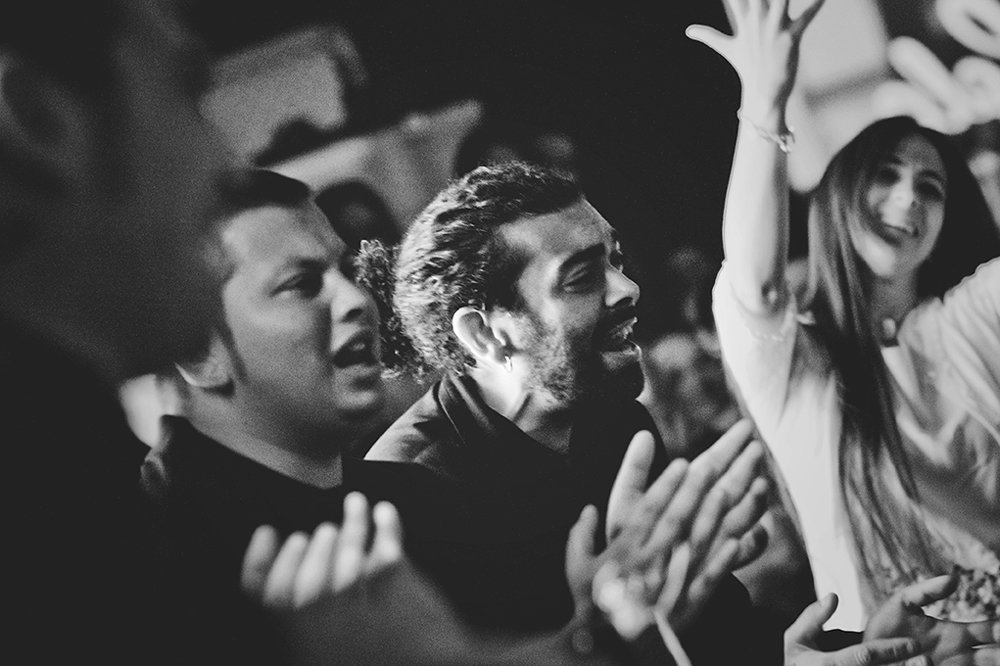 Cantaores y bailaora jaleando con palmas, en blanco y negro