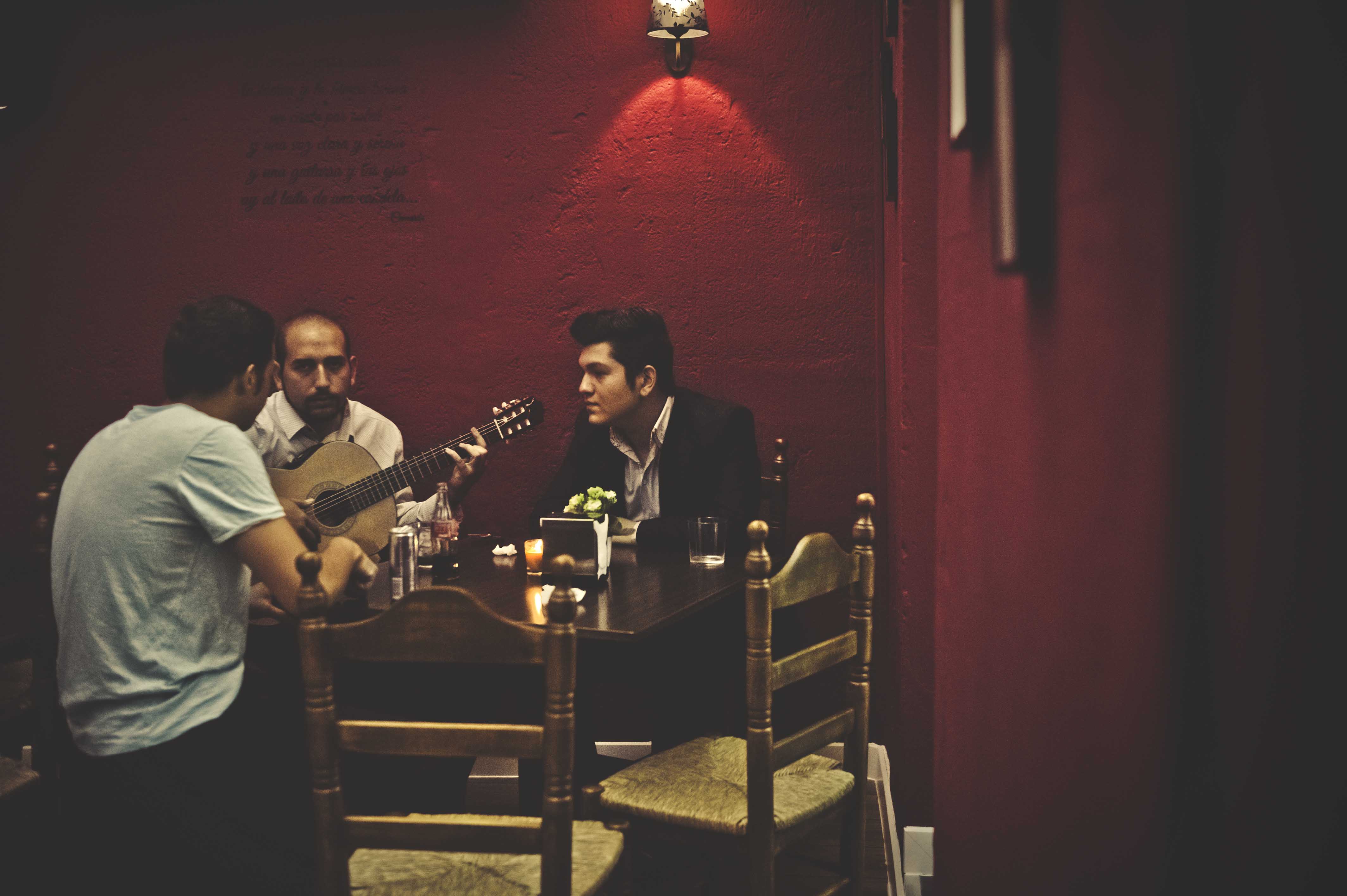 Guitarristas y cantaor flamencos en una mesa de la taberna