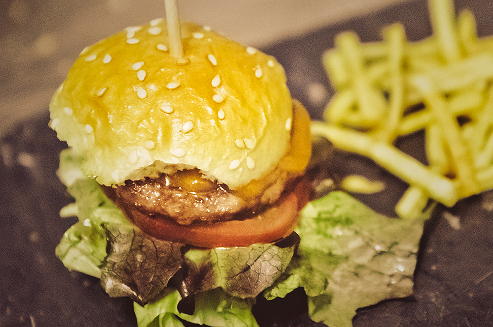 Hamburguesa con patatas paja
