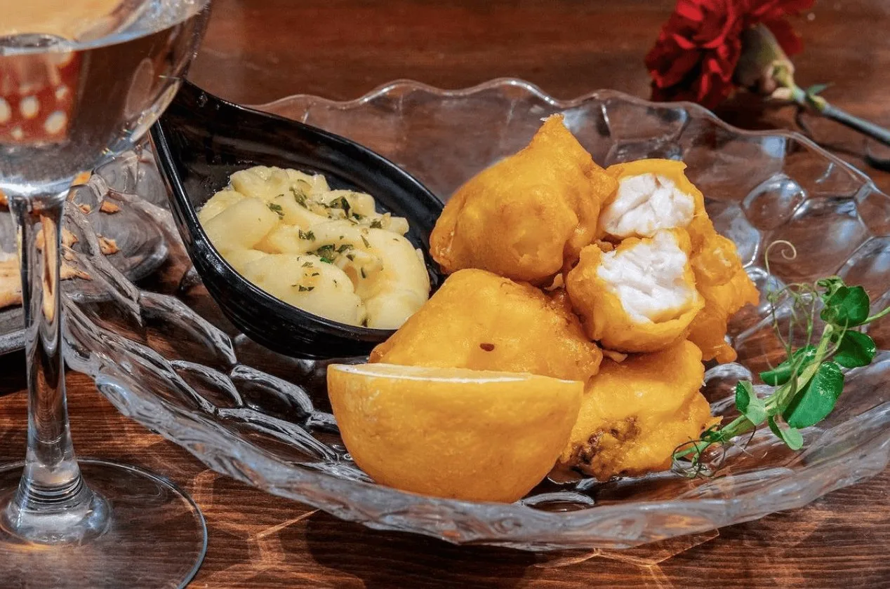 Tapa de pescado frito con alioli y limón