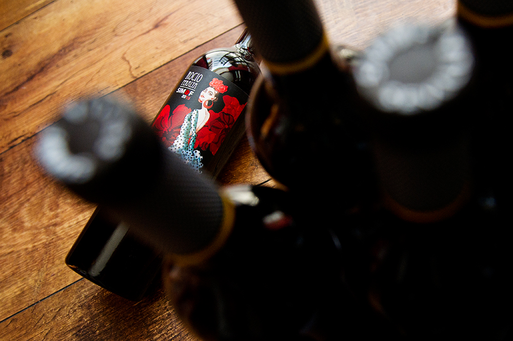 Botellas de vino tinto en primer plano