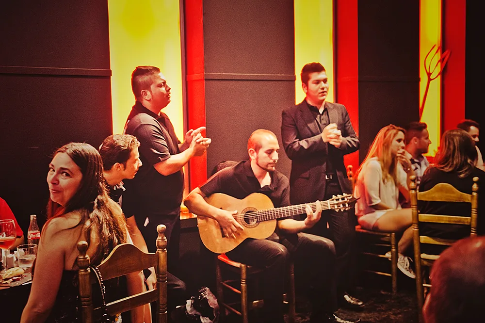 Cuadro flamenco actuando ante el público de la taberna
