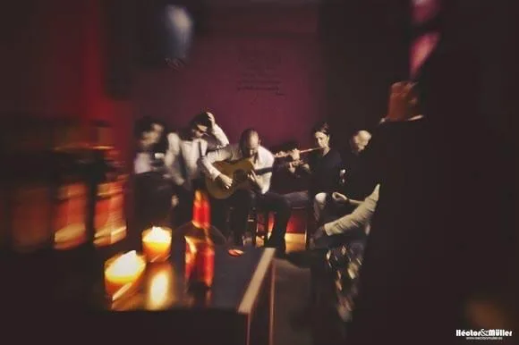 Cuadro flamenco cantando villancicos a la luz de las velas