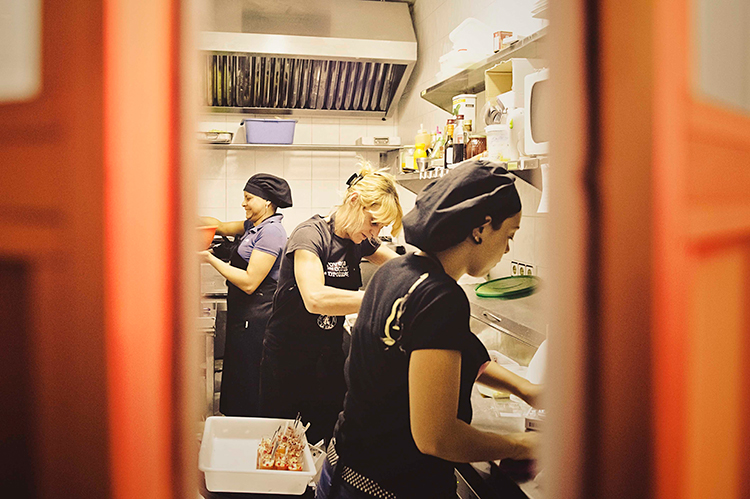 El equipo de cocina preparando los platos